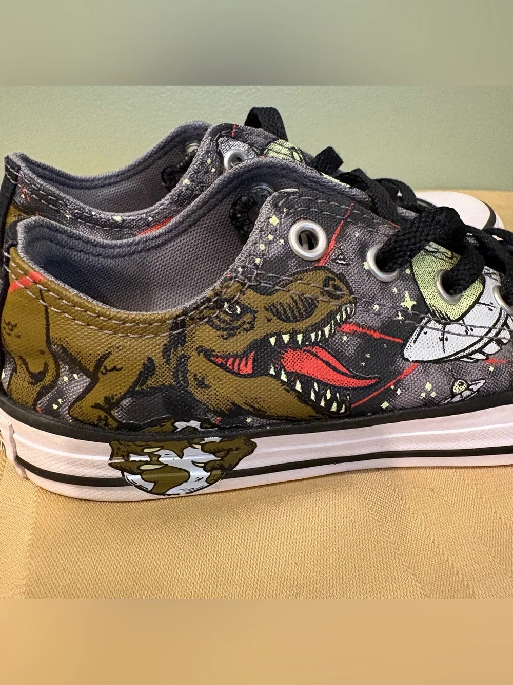 Converse Dinoverse kids size 1 low top dinosaur space planets t-Rex sneaker shoe